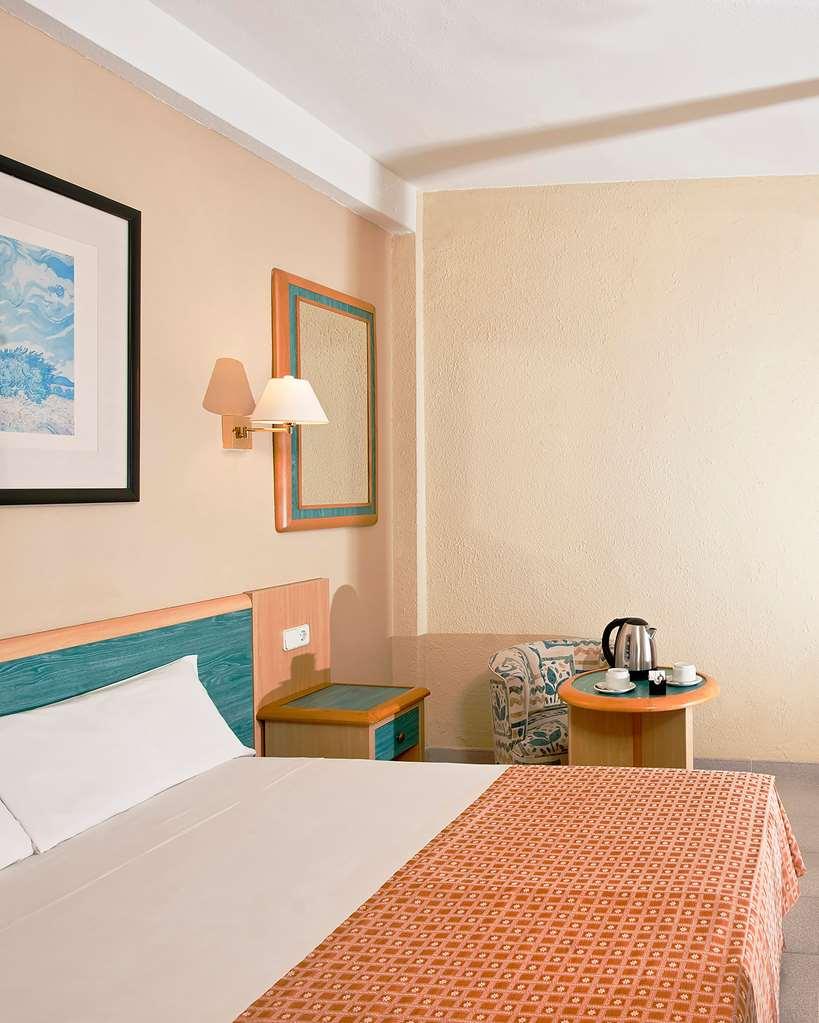Sol Milanos Pingueinos Hotel Son Bou Room photo